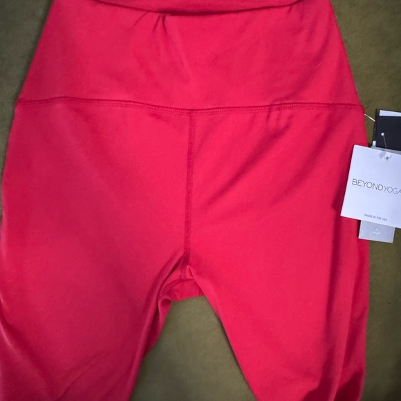 Beyond Yoga Powerbeyond Strive High Waisted Legging Sz M in Retro Red NWT 90 - Picture 8 of 16